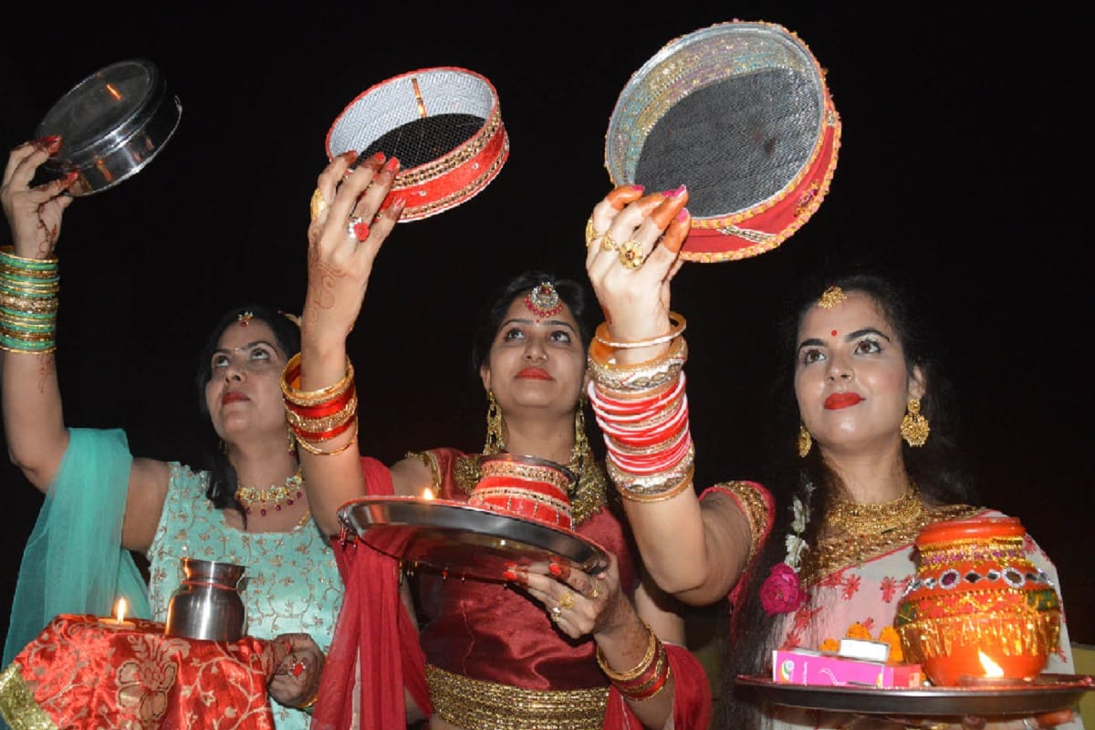 Karwa Chauth 2019, Wife celebrated this festival with husbands in the auspicious time in West UP