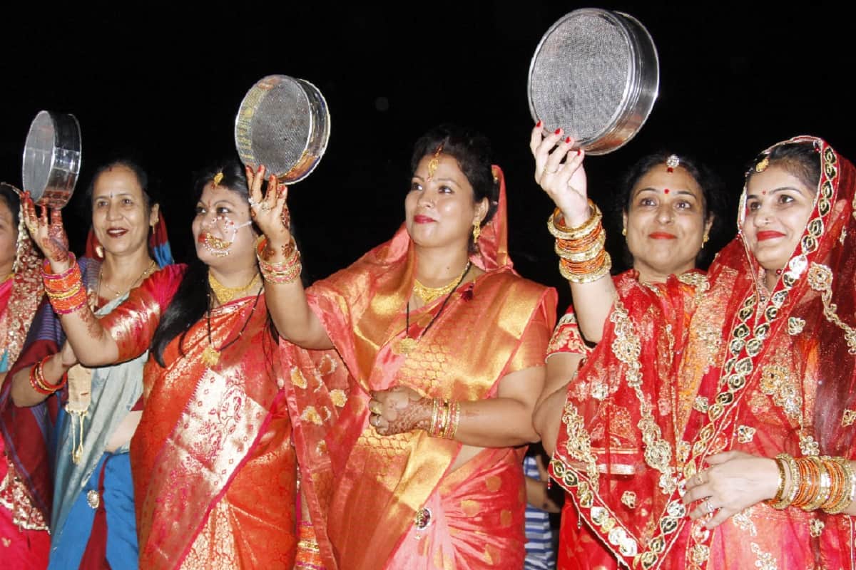 Karwa Chauth 2019, Wife celebrated this festival with husbands in the auspicious time in West UP
