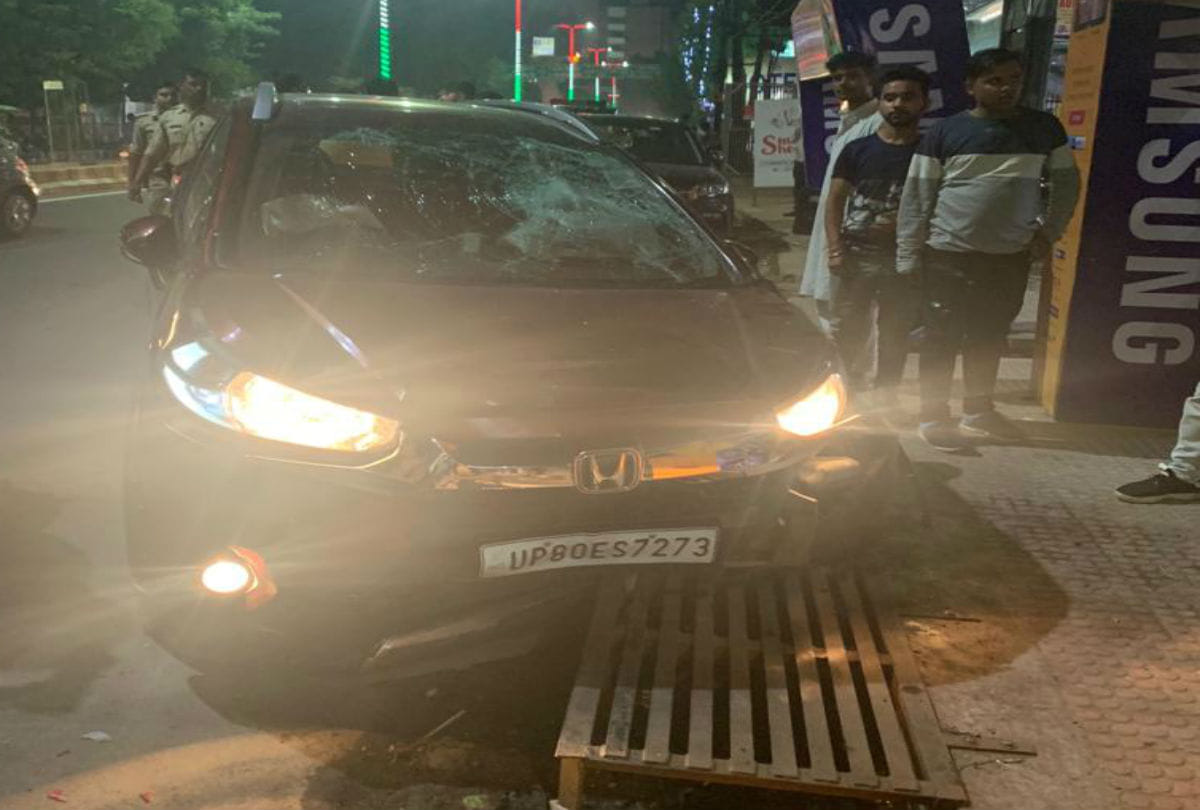 car accident on mg road in agra