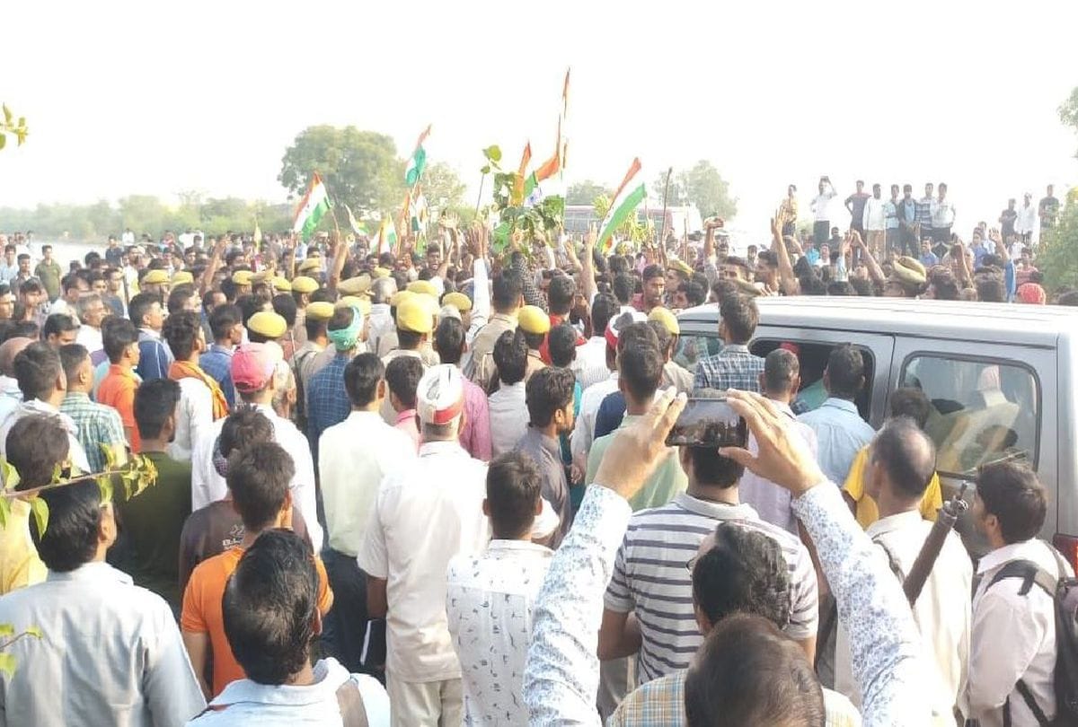Yamuna express way Villagers Jaam After Army Soldier Death Demands For Martyr Status
