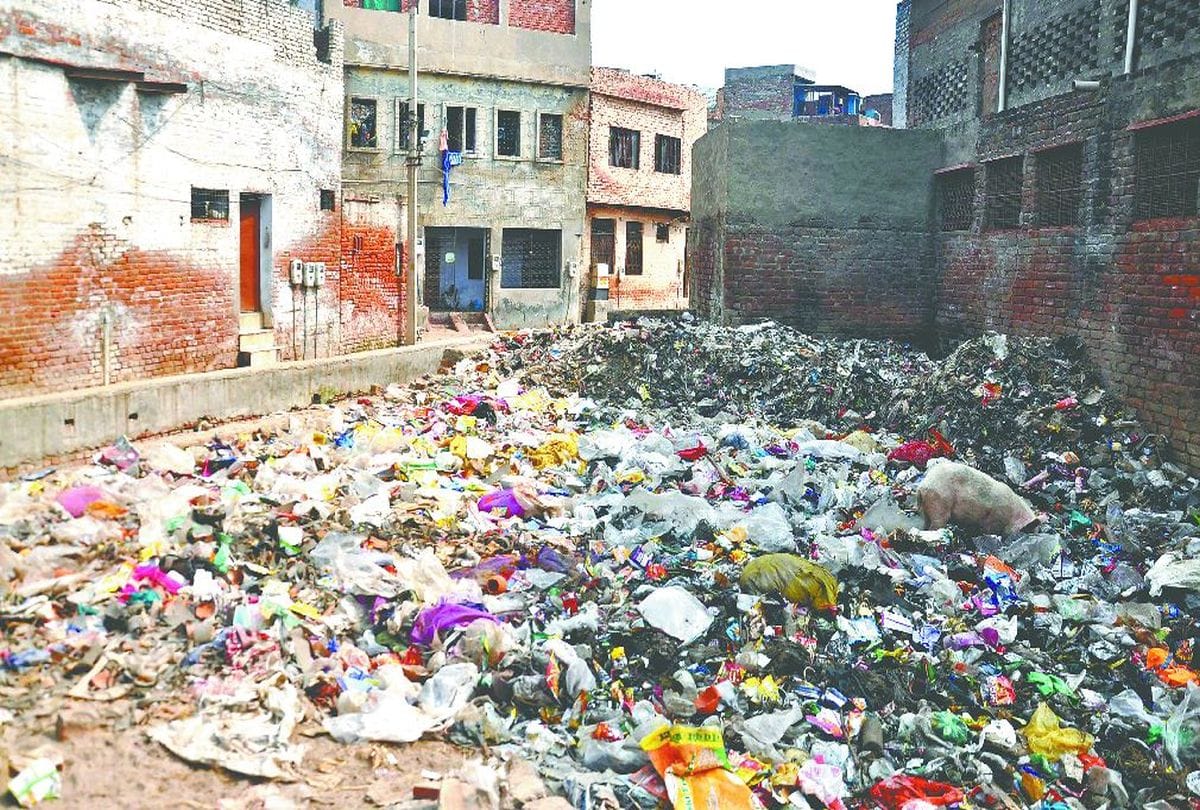 Strike: Garbage-ridden Patna, garbage piles from street to street