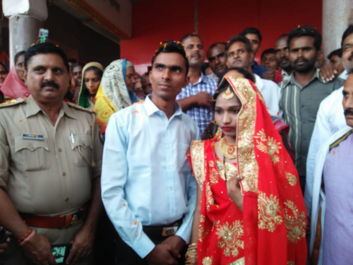girl sitting on strike for marry with his lover boyfriend now got marrried in ghazipur