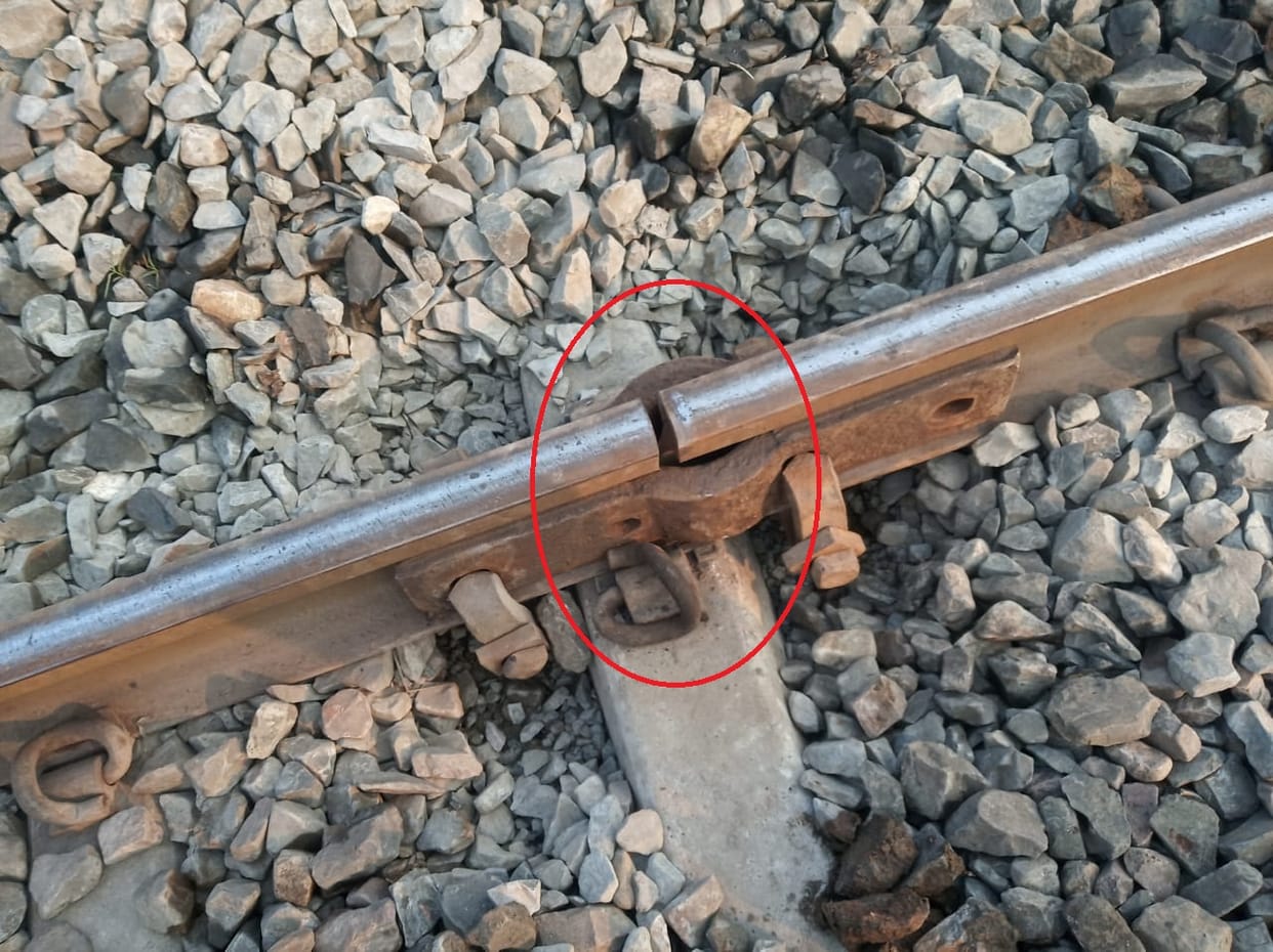 Rail track crack in jaunpur train passed through cushion