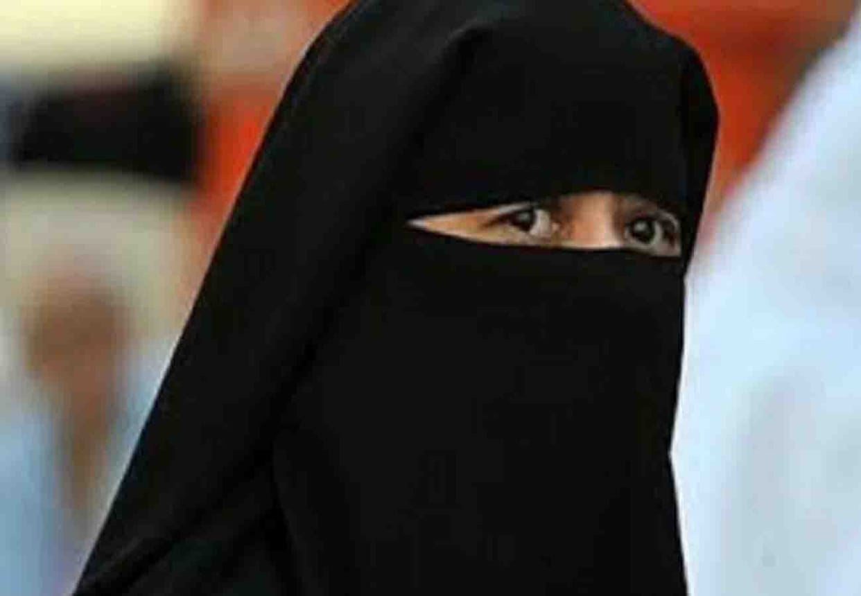 Husband gives teen talaq to his wife on road in kanpur