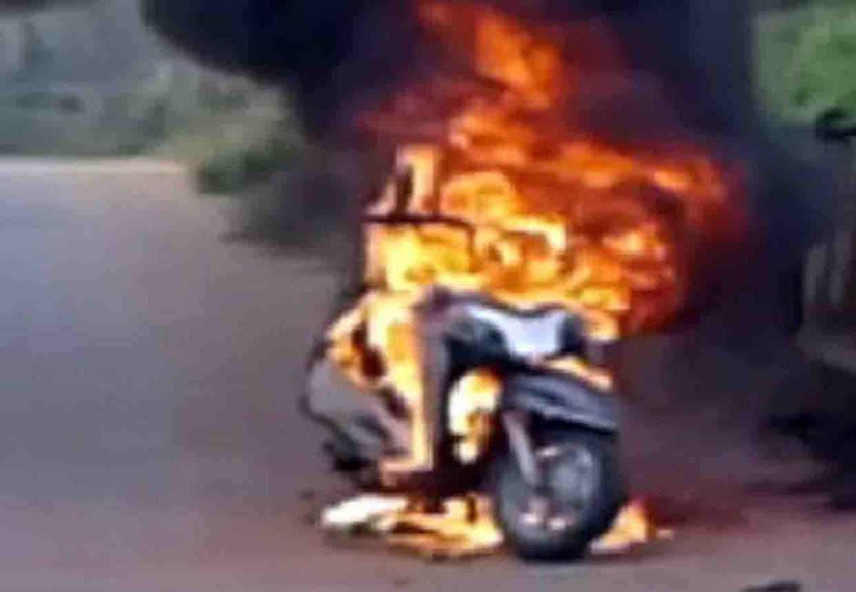 woman scorched fire in Scooty, soldiers rescued