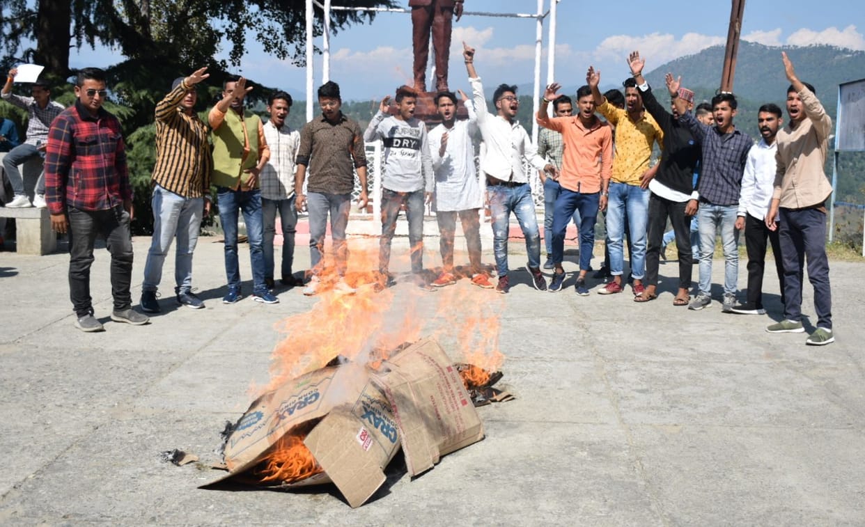 Students blew the vc effigy