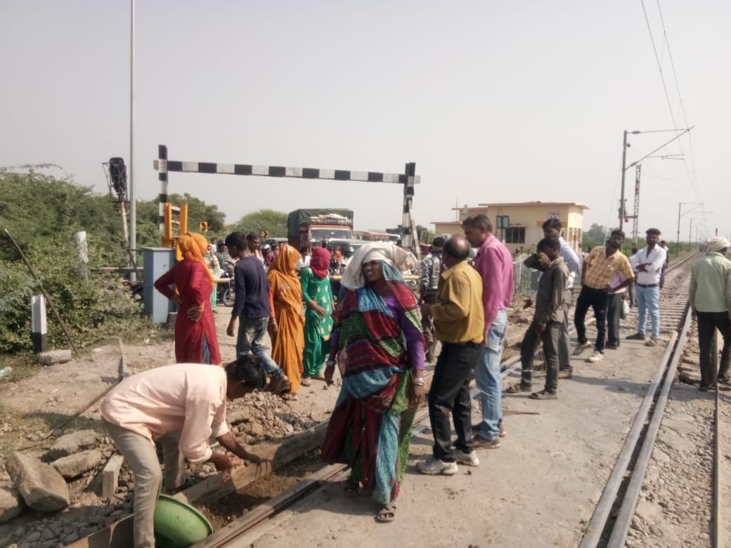 Pushpak Express stuck in the block, stood for an hour