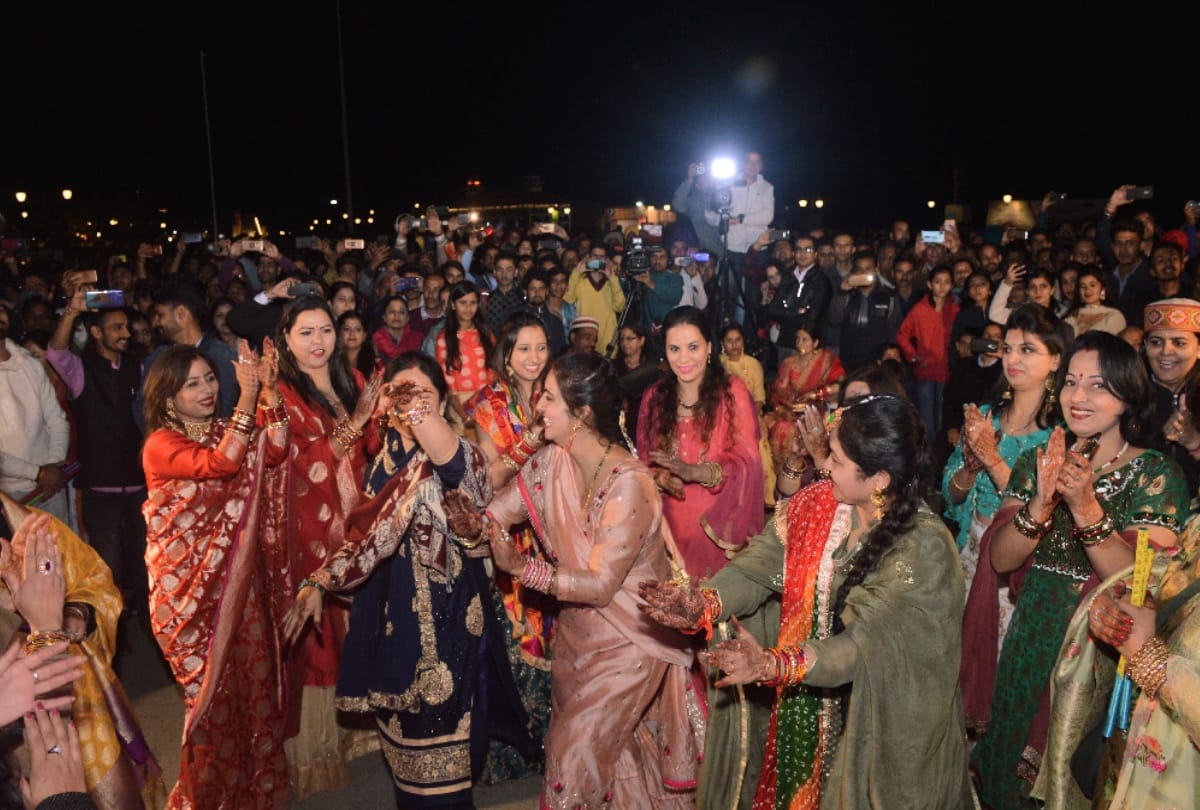 thousands of women opened the fast of KarvaChauth by looking at the moon in shimla