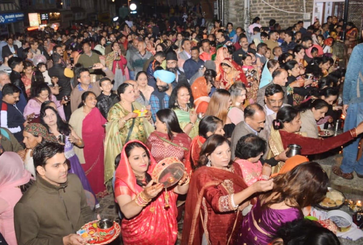 thousands of women opened the fast of KarvaChauth by looking at the moon in shimla