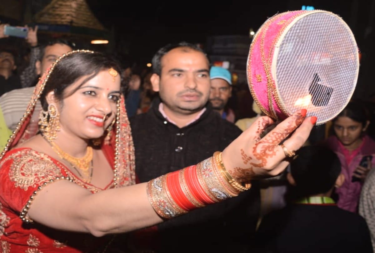 thousands of women opened the fast of KarvaChauth by looking at the moon in shimla