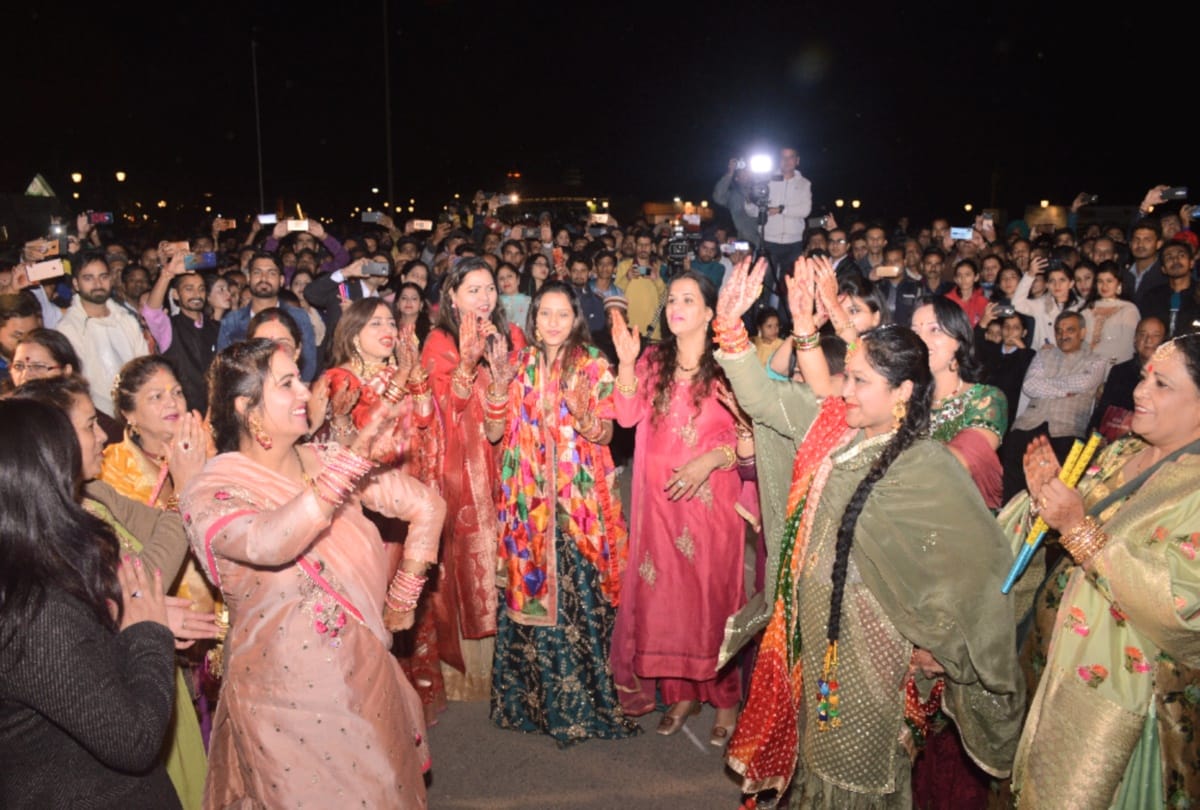 thousands of women opened the fast of KarvaChauth by looking at the moon in shimla
