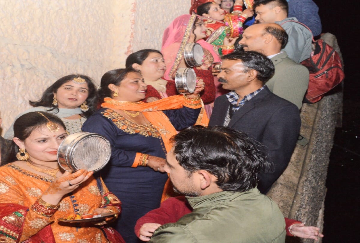 thousands of women opened the fast of KarvaChauth by looking at the moon in shimla