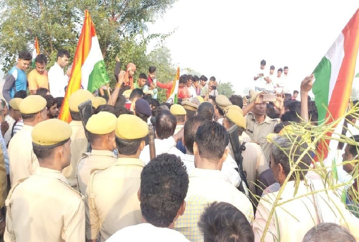 Yamuna express way Villagers Jaam After Army Soldier Death Demands For Martyr Status