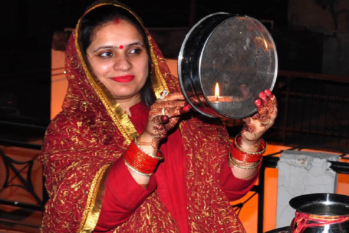 Karwa Chauth 2019, Wife celebrated this festival with husbands in the auspicious time in West UP