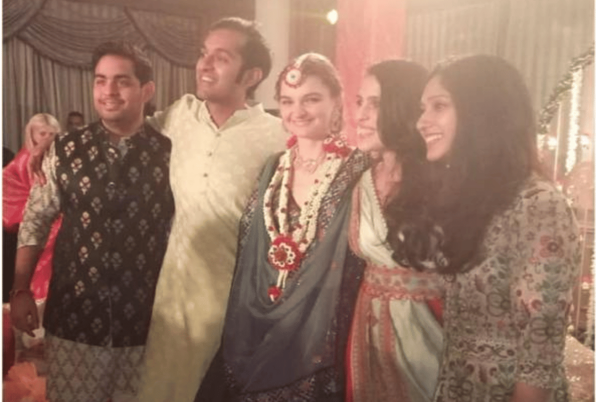 isha ambani shloka mehta and nita ambani dance together at family friend wedding