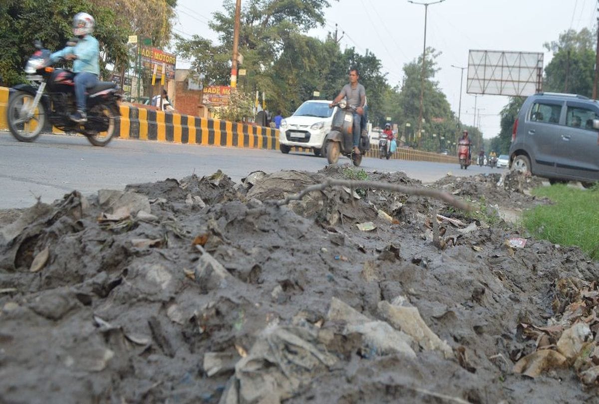 Garbage picked up Sms Not Reach To People Nagar Nigam Agra