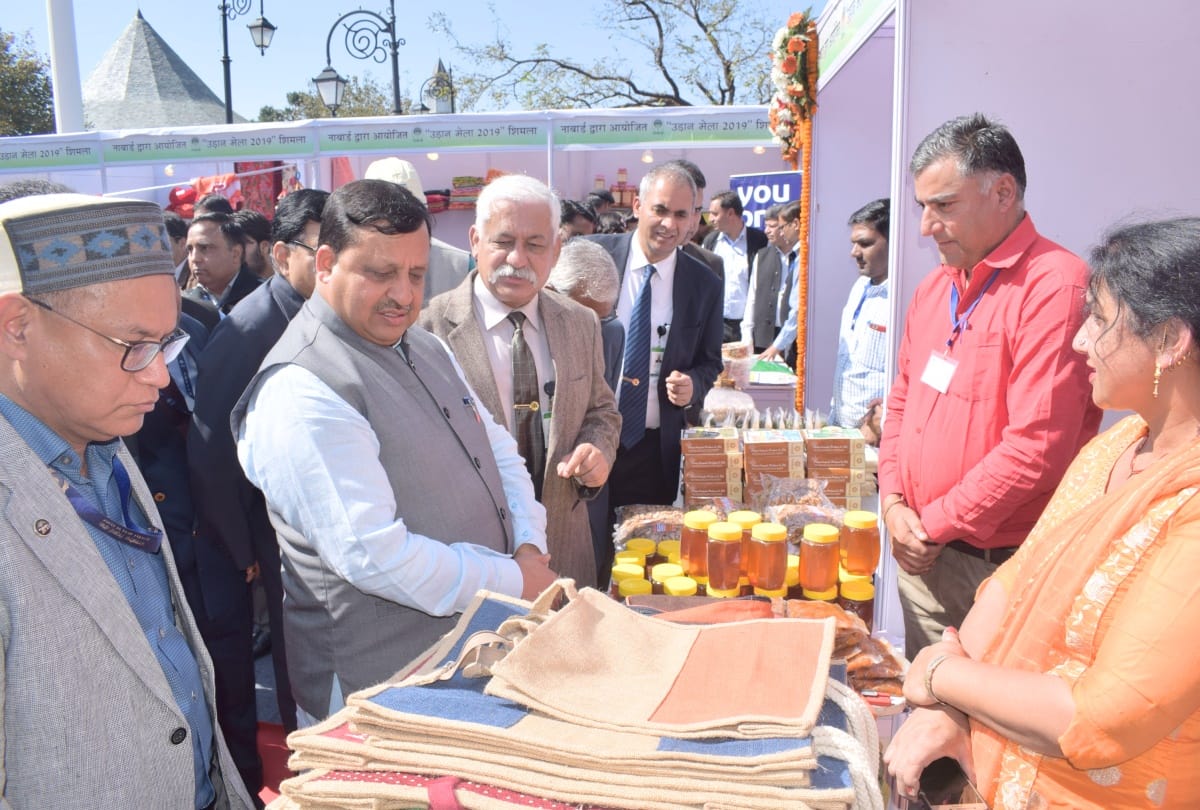 Minister virender kanwar urged to adopt jute bags after seeing plastic in stalls in shimla