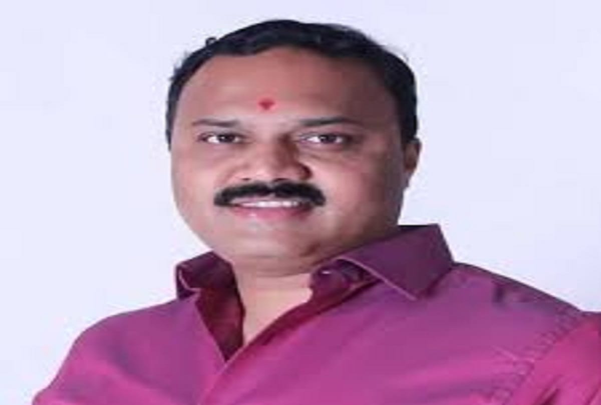 Shiv Sena leader Vishal Dhanawade along with around 300 party workers resigned from the party