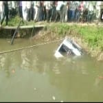 छात्रों को ले जा रही निजी स्कूल वैन तालाब में गिरी
