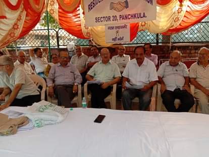 3 दिन से धरने पर बैठे आरडब्ल्यूए के सदस्य।