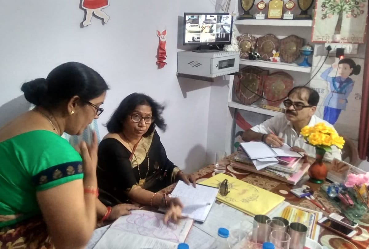 Teachers found teaching during eating Pan, secretary suspended
