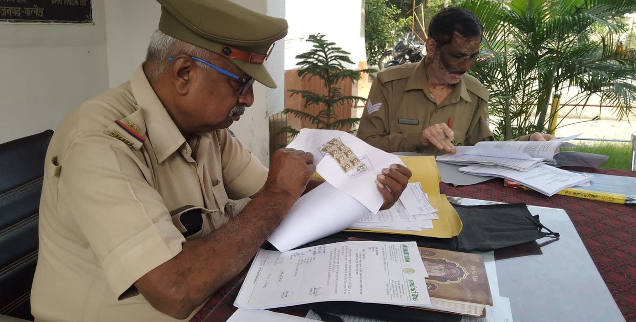 pharjeevaade ke aaropee mainejar ke do paton mein ulajhee pulis
