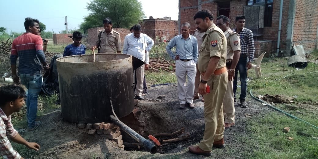 One thousand liters of raw liquor caught by raiding
