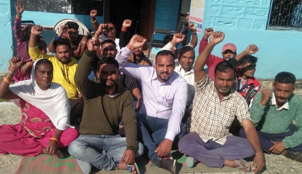theka pratha ke virodh mein paryaavaran mitron ne diya dharana
