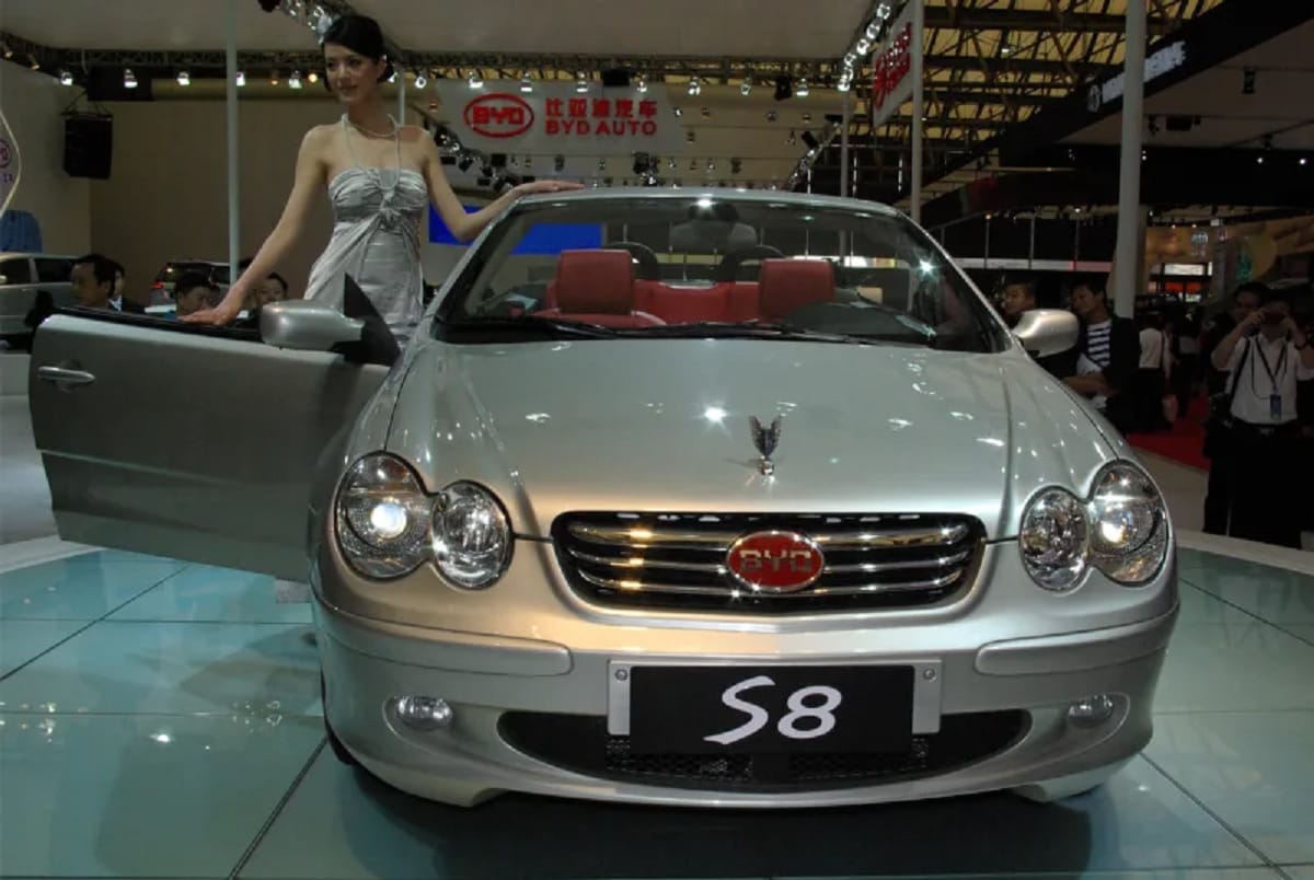 chinese president Xi jinping official car hongqi L5 is the copy of toyota century limosine