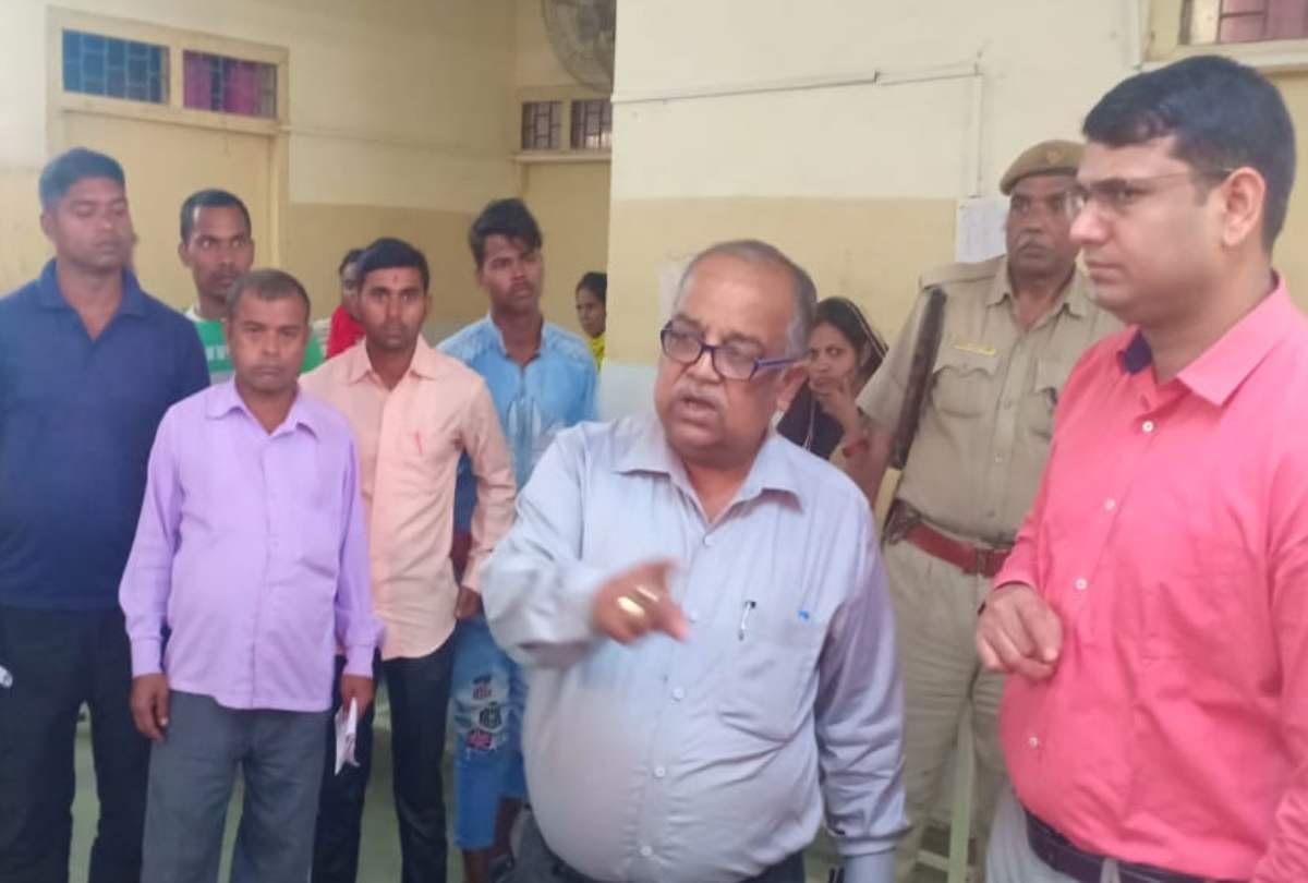 Maharajganj DM Ujjwal Kumar visits District Hospital and gives directions for cleanliness
