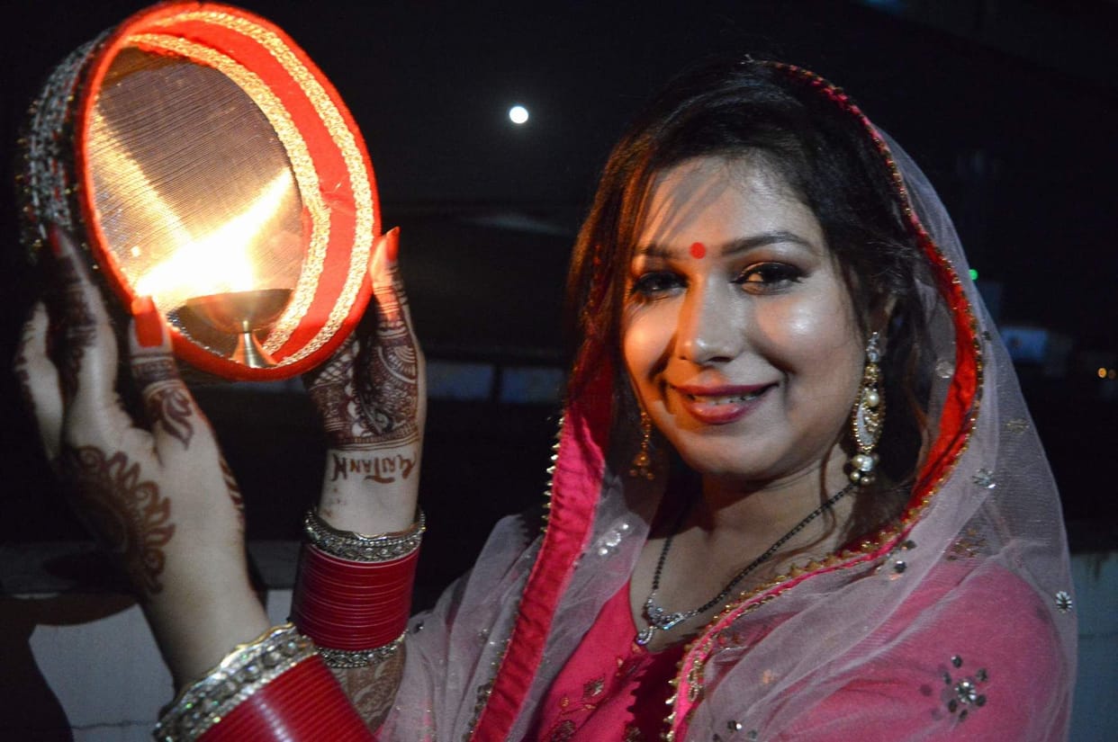 Women broke the fast by looking at the moon