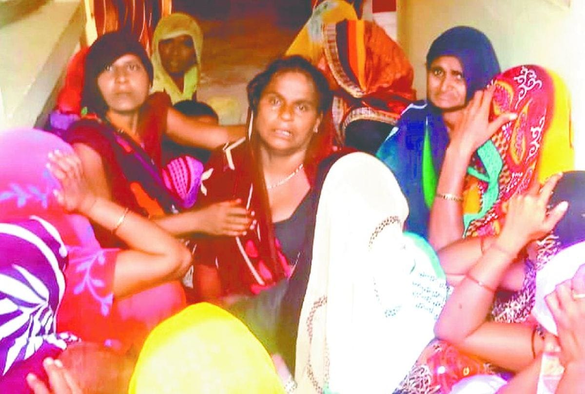 Bsf Jawan Martyr Vijaybhan Yadav's family in firozabad