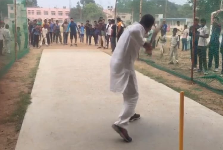 haryana assembly elections, Congress leader Rahul Gandhi plays cricket with local boys in Rewari