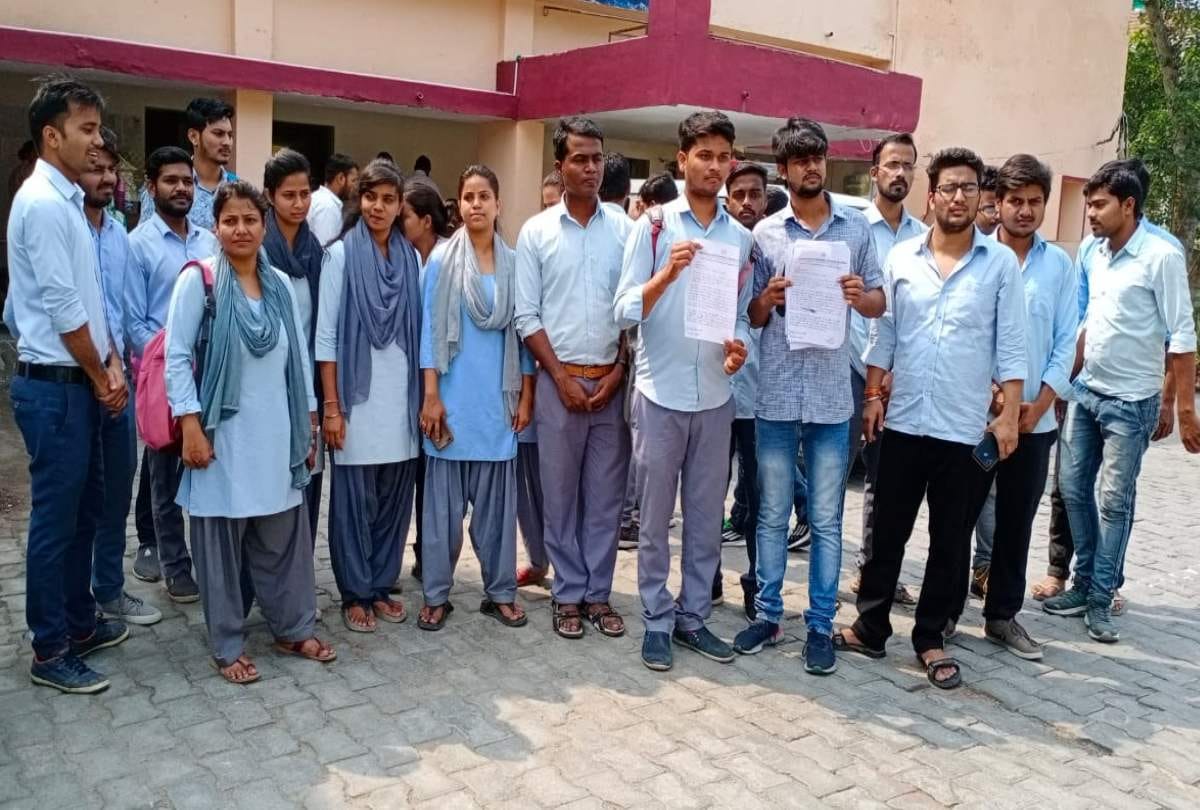 Bundelkhand University students protest demanding special back exam