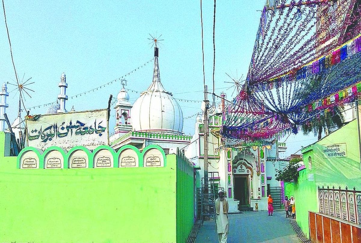 Urs-e-Kasmi start on Khankahe Barkatiya Dargah in etah