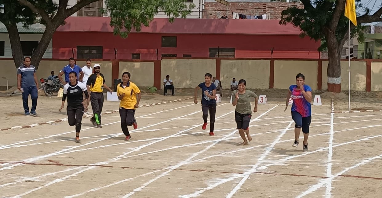 Players of Etawah and Fatehgarh wave on the second day