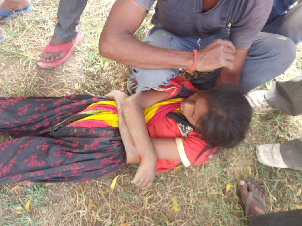 Mound sunk while digging soil, three teenagers buried