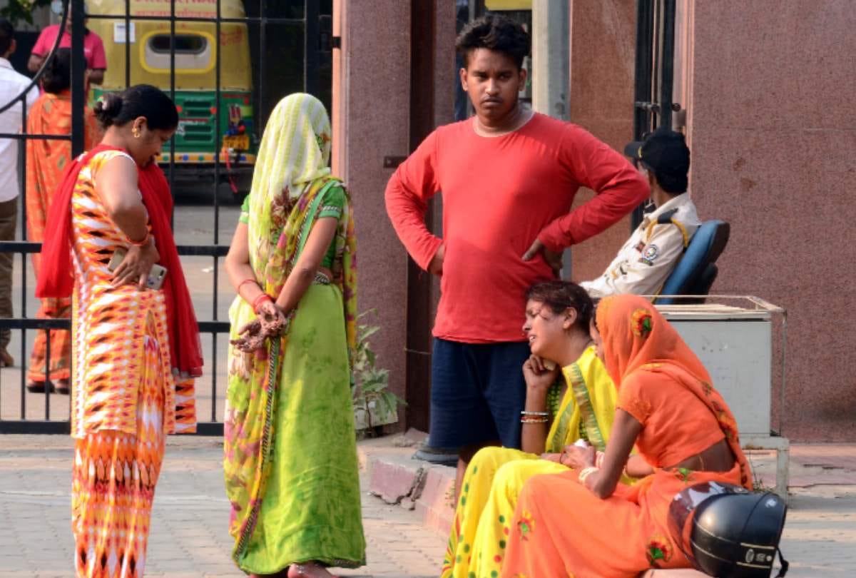 karwa chauth 2019 Noida man went to take gift for wife died of heart attack on way family mourning