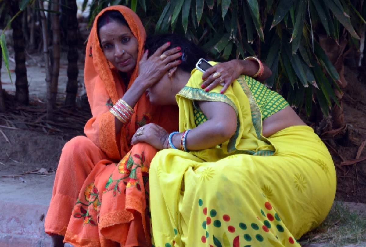 karwa chauth 2019 Noida man went to take gift for wife died of heart attack on way family mourning