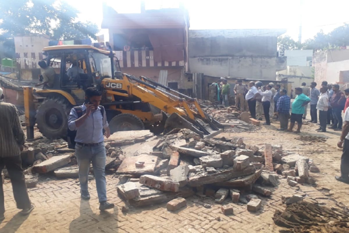 illegal dairy demolished, Attacked on MDA officers in Meerut