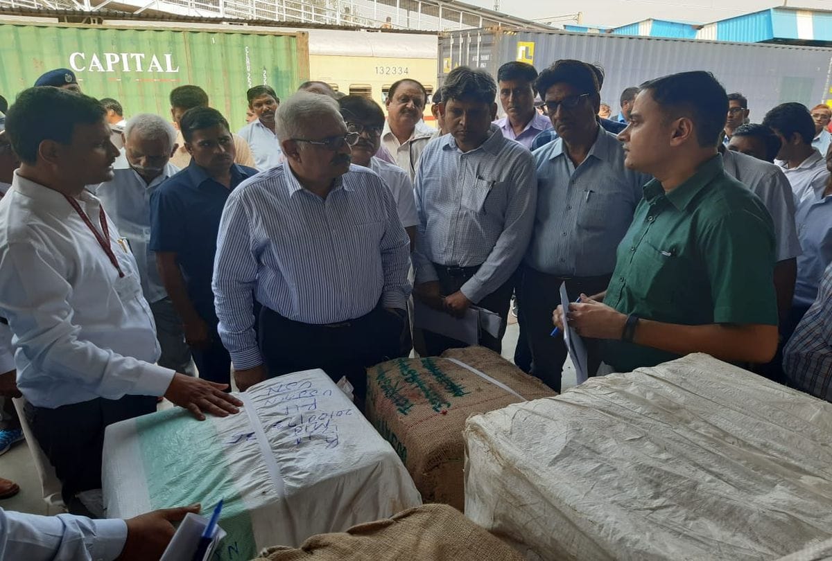 NCR GM Rajeev Chaudhry inspected Mathura railway station Latest News in Hindi