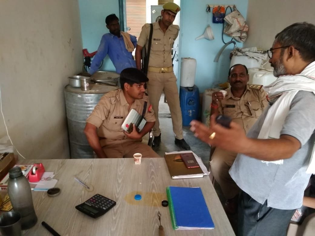 The miscreants flew one and a half lakhs from the piggery