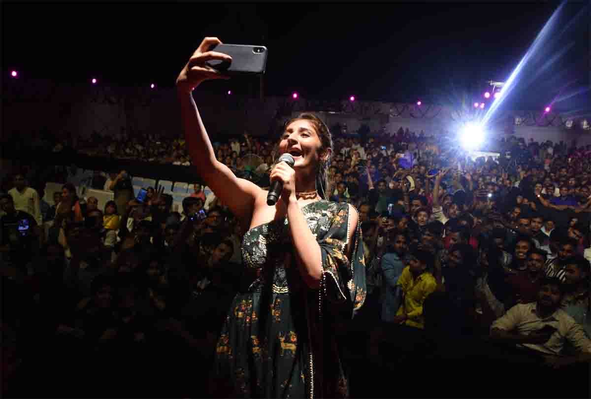 dhvani bhanushali live concert evening in kanpur