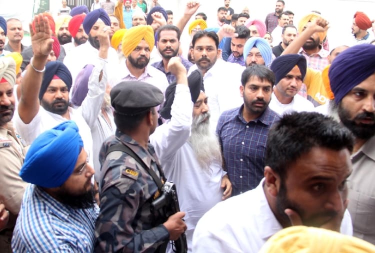 Bikram Singh Majithia And Akali Dal Workers protests In Dakha Police Station