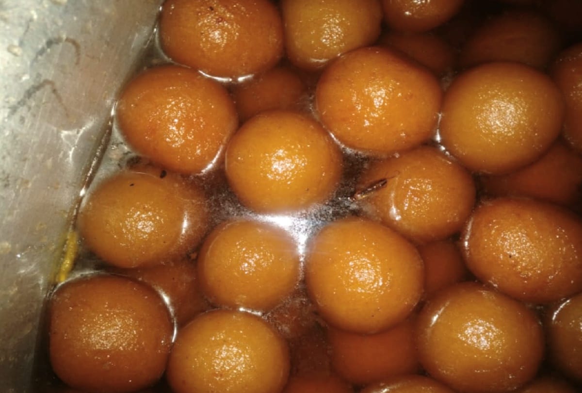 Cockroach flies found dead in teen with rasgulla and gulab jamuns