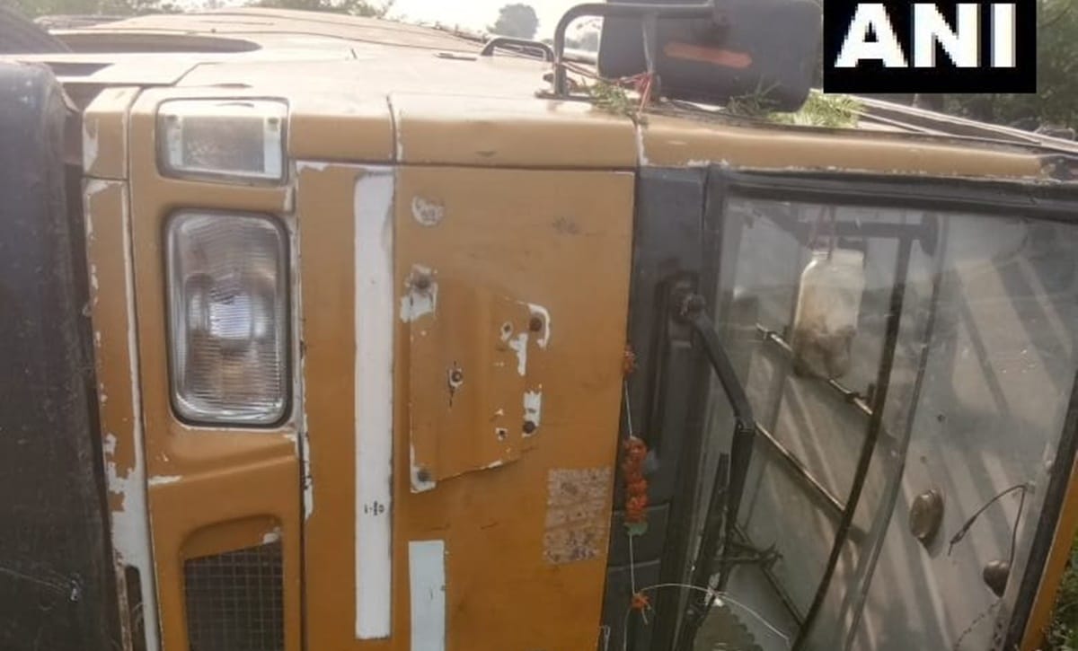 school bus overturned in Hoshangabad, which injured children and they are admitted in school