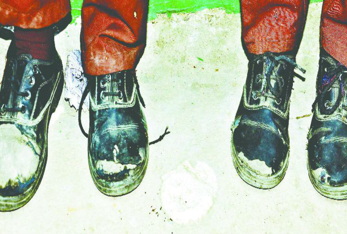 Poor quality shoes were distributed in primary school Complaint By Uta