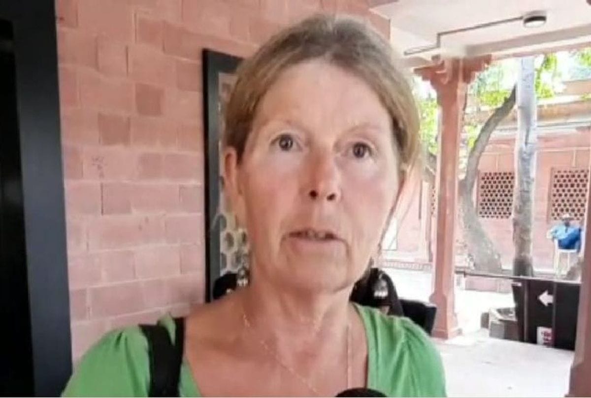 foreign woman's iPhone stolen in fatehpur sikri