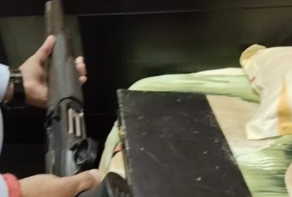 policemen found weapons from house of son of mafia mukhtar ansari