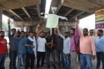सिंह द्वार पर प्रदर्शन करते हिंदू जागरण मंच के कार्यकर्ता ।